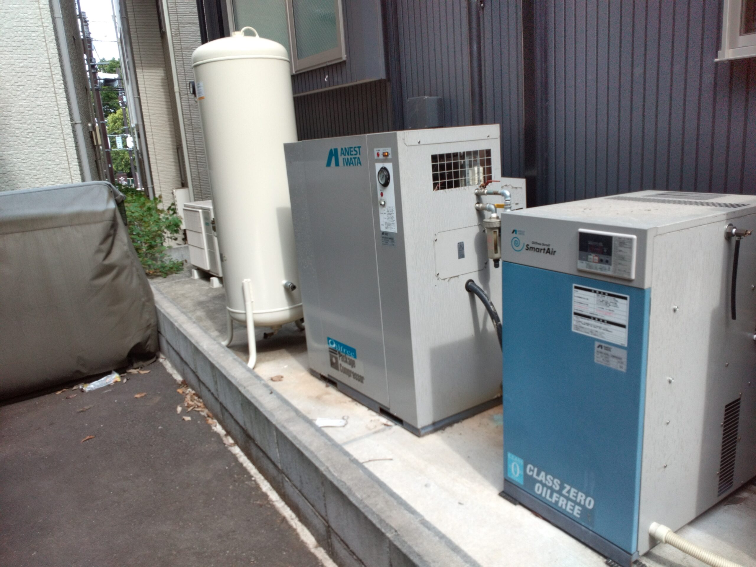 コンプレッサー雨除けカバー設置工事 |