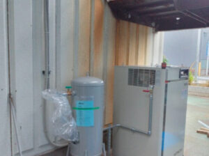 屋外放置のコンプレッサーを安定稼働へ！配管・設置・雨対策まで一括対応