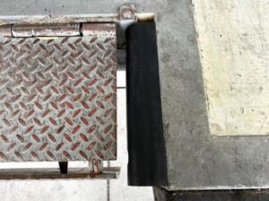 物流倉庫のドックレベラーと床の隙間に設置した安全ゴム 設置後（上から）
