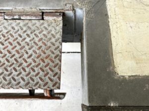 物流倉庫のドックレベラーと床の隙間に設置した安全ゴム 設置前（上から）
