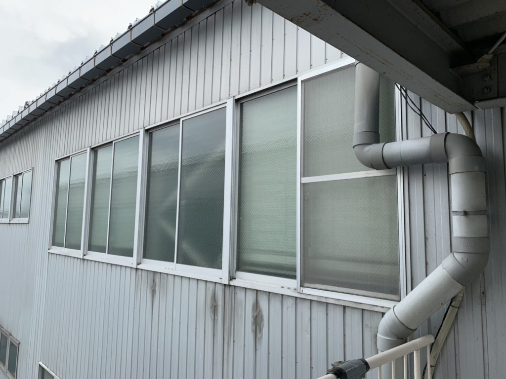 2階窓遮熱・遮光シートの貼り付け工事 | 尾張名古屋エリアの工場 修理メンテナンス.com